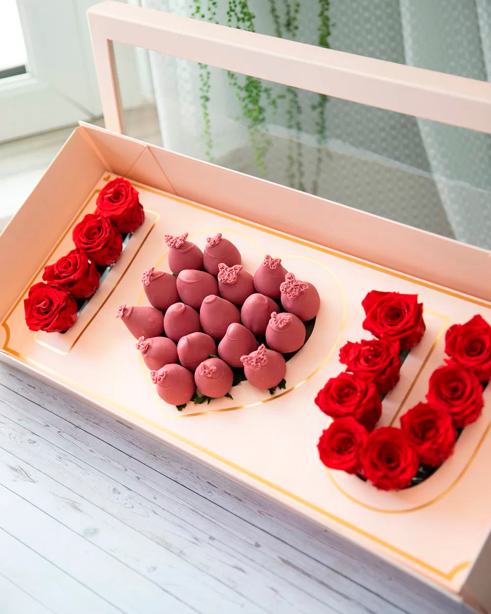 Box of Love strawberries and Roses